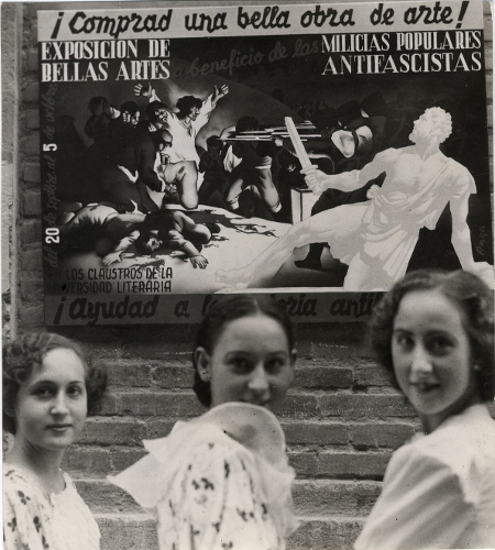 Tres jóvenes delante del cartel de Bellas Artes